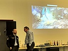 Das Führungsteam des Ortsverbandes (Dr. Tobias Klug und Holger Ried) mit Weihnachtsvideo im Hintergrund
