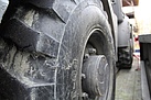 Die alten Radlader-Reifen mit den Spuren diverser Einsätze