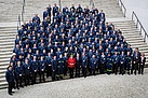 Gruppenbild der Helfer/innen mit der Bundeskanzlerin Dr. Angela Merkel und dem Bundesinnenminister Dr. Thomas de Maizière (Quelle: Bundespresseamt)