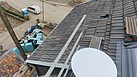 Eine installierte Satellitenantenne auf einem Hausdach