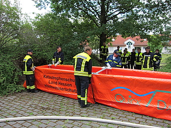 Ausbildung für die Feuerwehr: Hochwasserschutzsystem "Quickdamm"