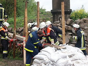 Ausbildung für die Feuerwehr: Stegebau