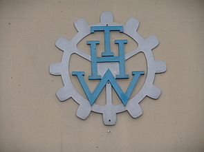THW Logo an der Fahrzeughalle