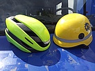 Mit gelbem Helm: egal ob Fahrrad oder im Einsatz.