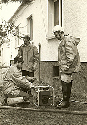 1984 - Hochwasser - Pumparbeiten am Gießener Gesundheitsamt